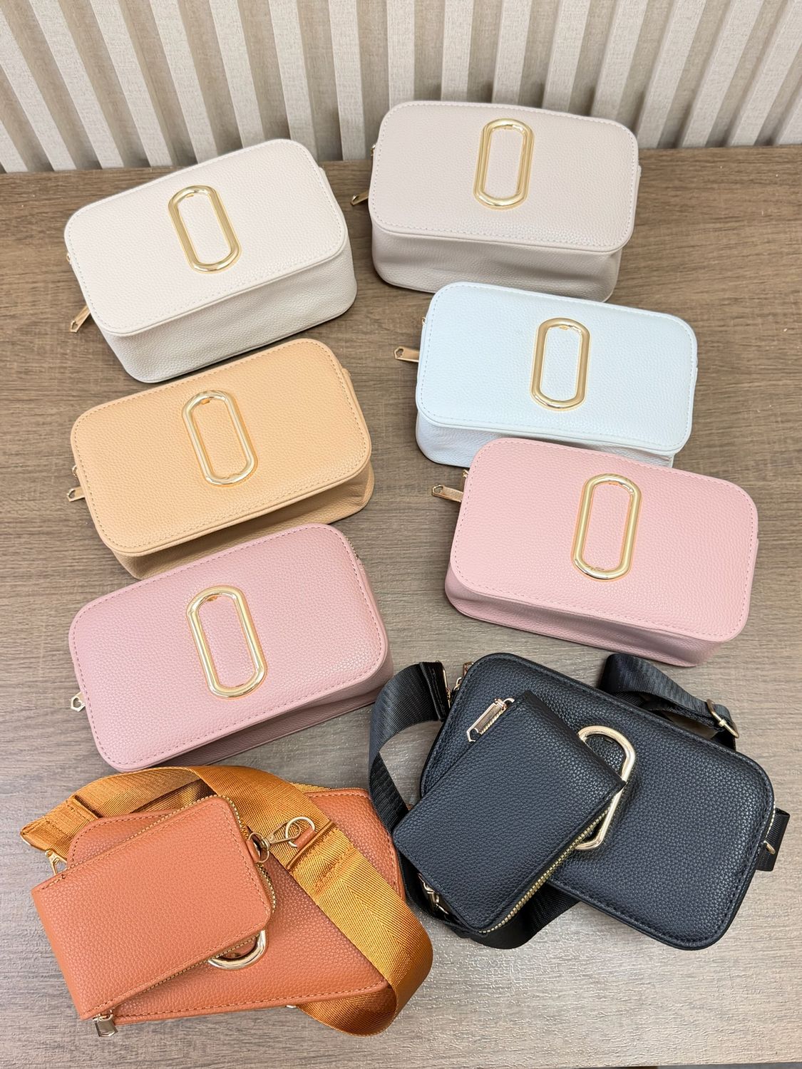 Cartera bandolera con correa por mayor ($390 c/u paquete de 6 unidades)