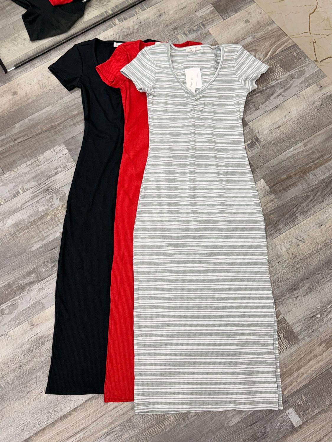 Vestido de manga corta con tajo por mayor ( $490 c/u paquete de 6 unidades ) Vestido de manga corta con tajo por mayor ( $490 c/u paquete de 6 unidades )