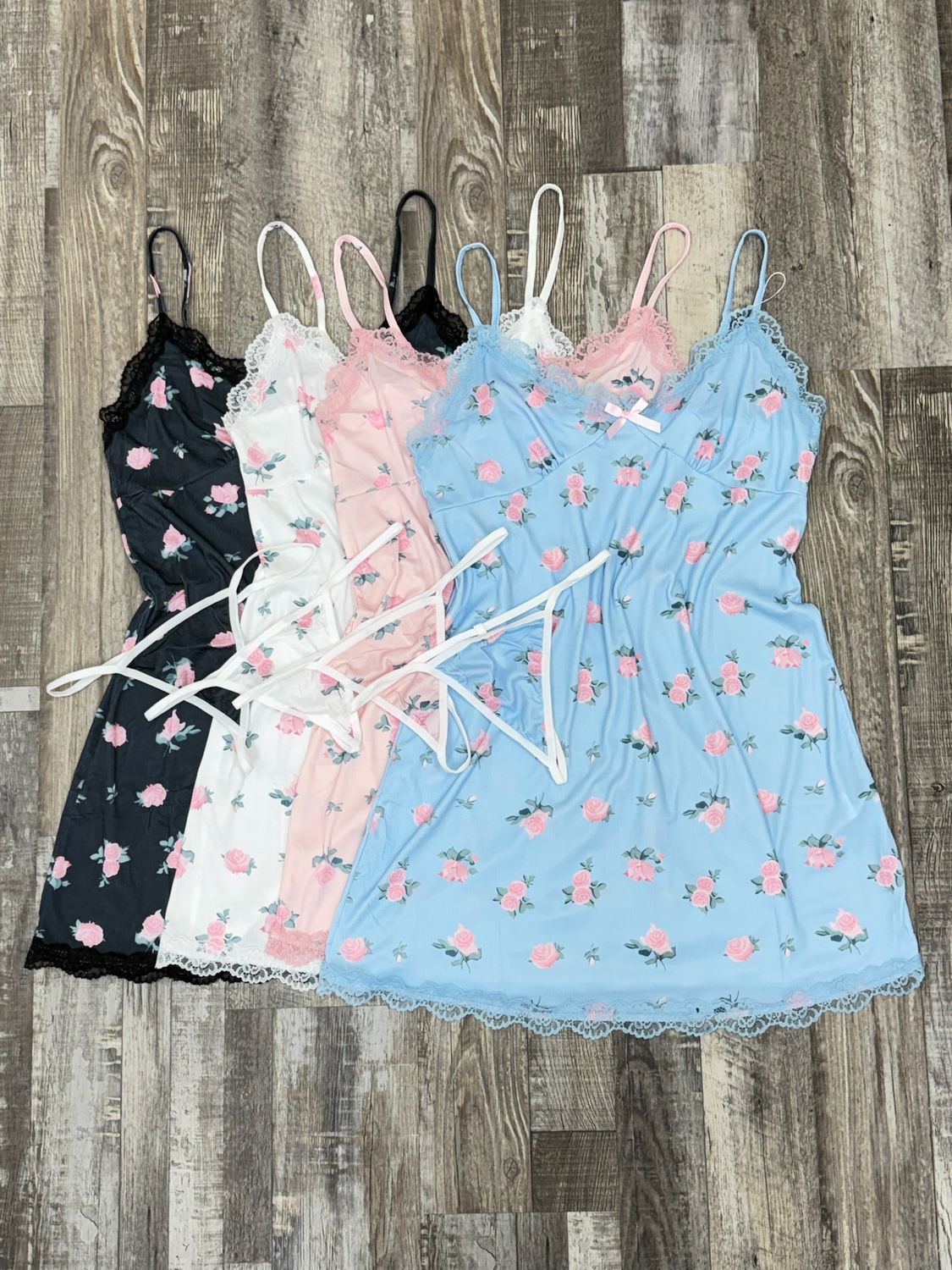 Conjunto de pijama estampado con rosas por mayor ($350 c/u paquete de 6 unidades )