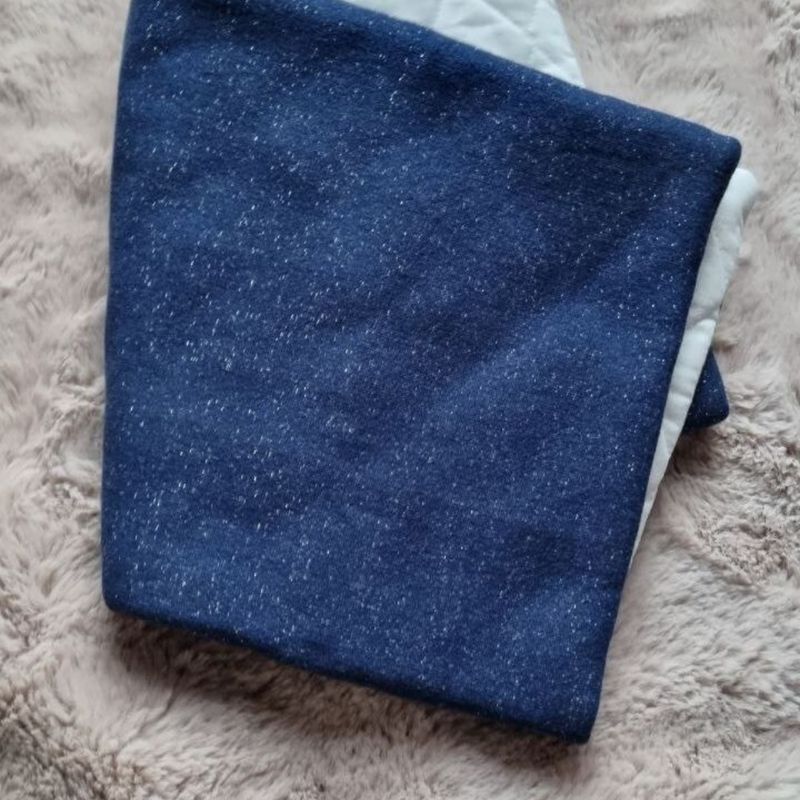 Détail de la couverture pour chat Bleu Brillant aux reflets argentés