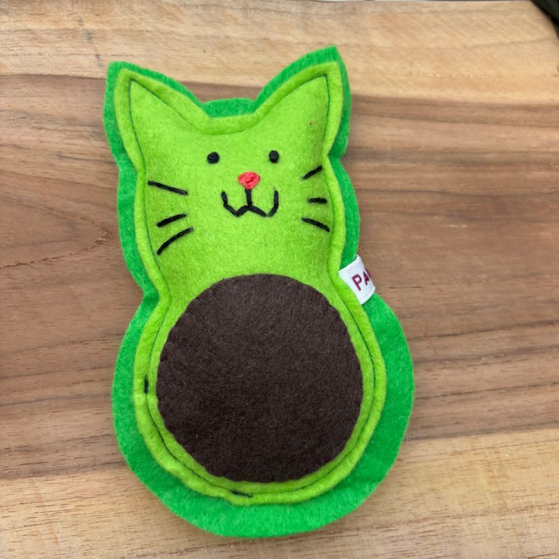 Avocatounet jouet pour chat en forme d'avocat aux herbes pour chat
