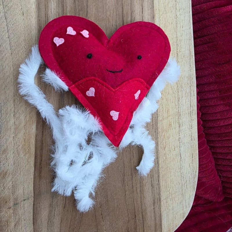 Cœur de Plume, jouet pour chat fait main en feutrine rouge avec longues bandes en fausse fourrure blanche