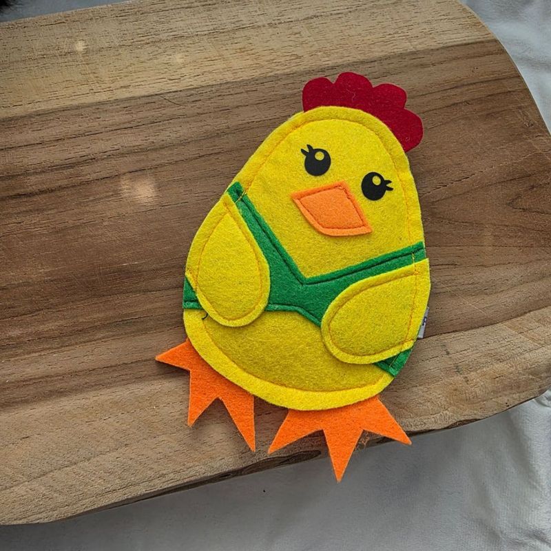 Poulette jouet poule jaune pour chat en feutrine fait main