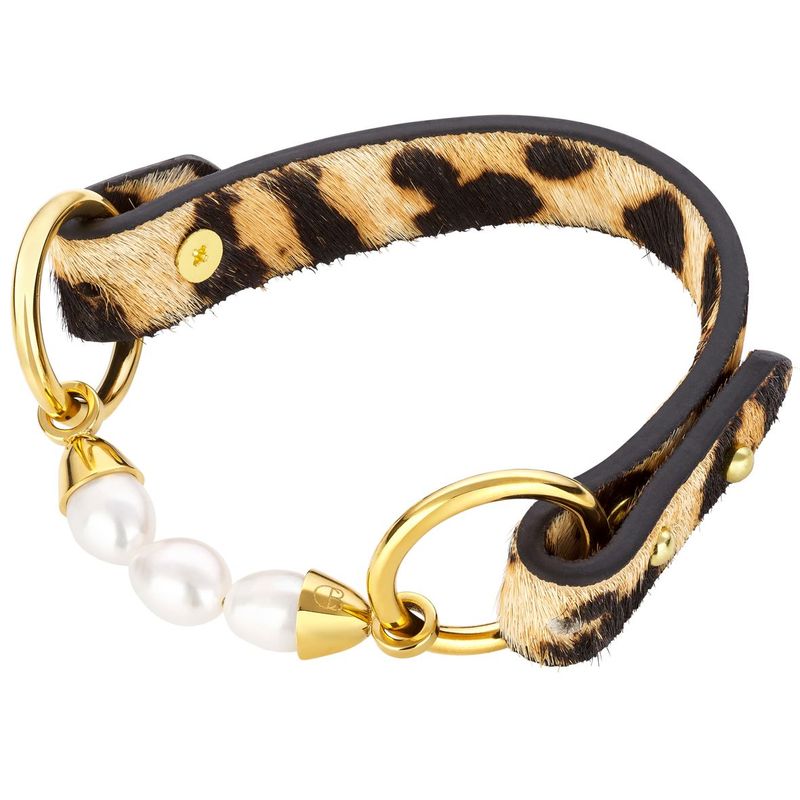 pearl bracelet with leather stripes in a LEO look pearl bracelet with leather stripes in a LEO look