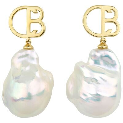 Ohrringe mit CB Logo und Barockperle