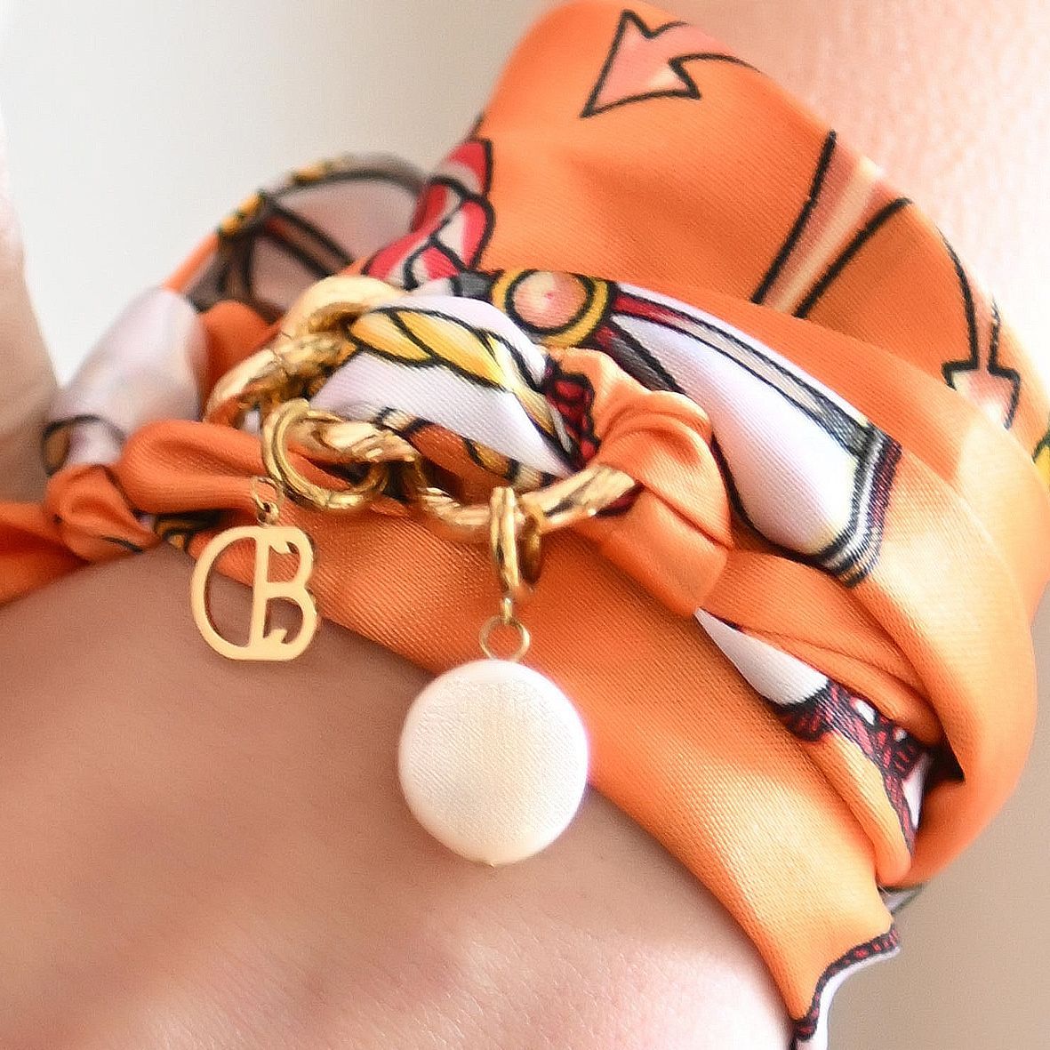 Das Twilly-Armband mit Goldkette und Charms