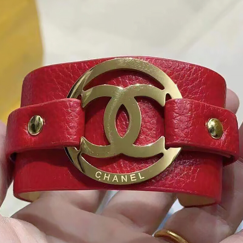 Brazalete con dije de marca internacional