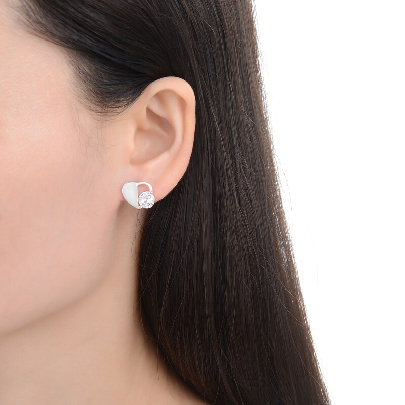 Aretes de corazón con un brillante