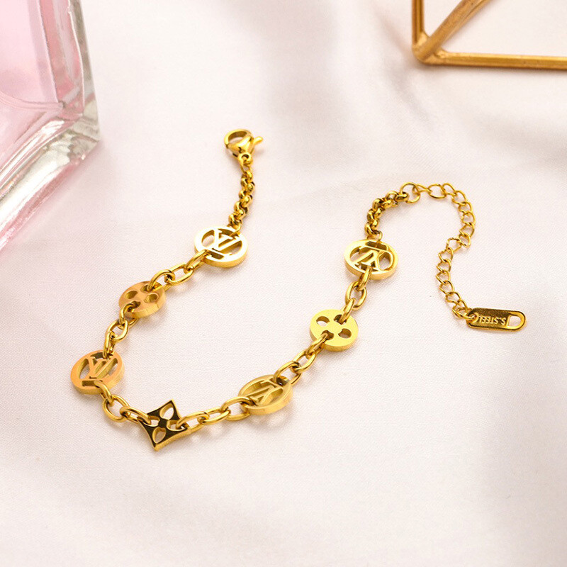 Pulsera con diseño de marca LV