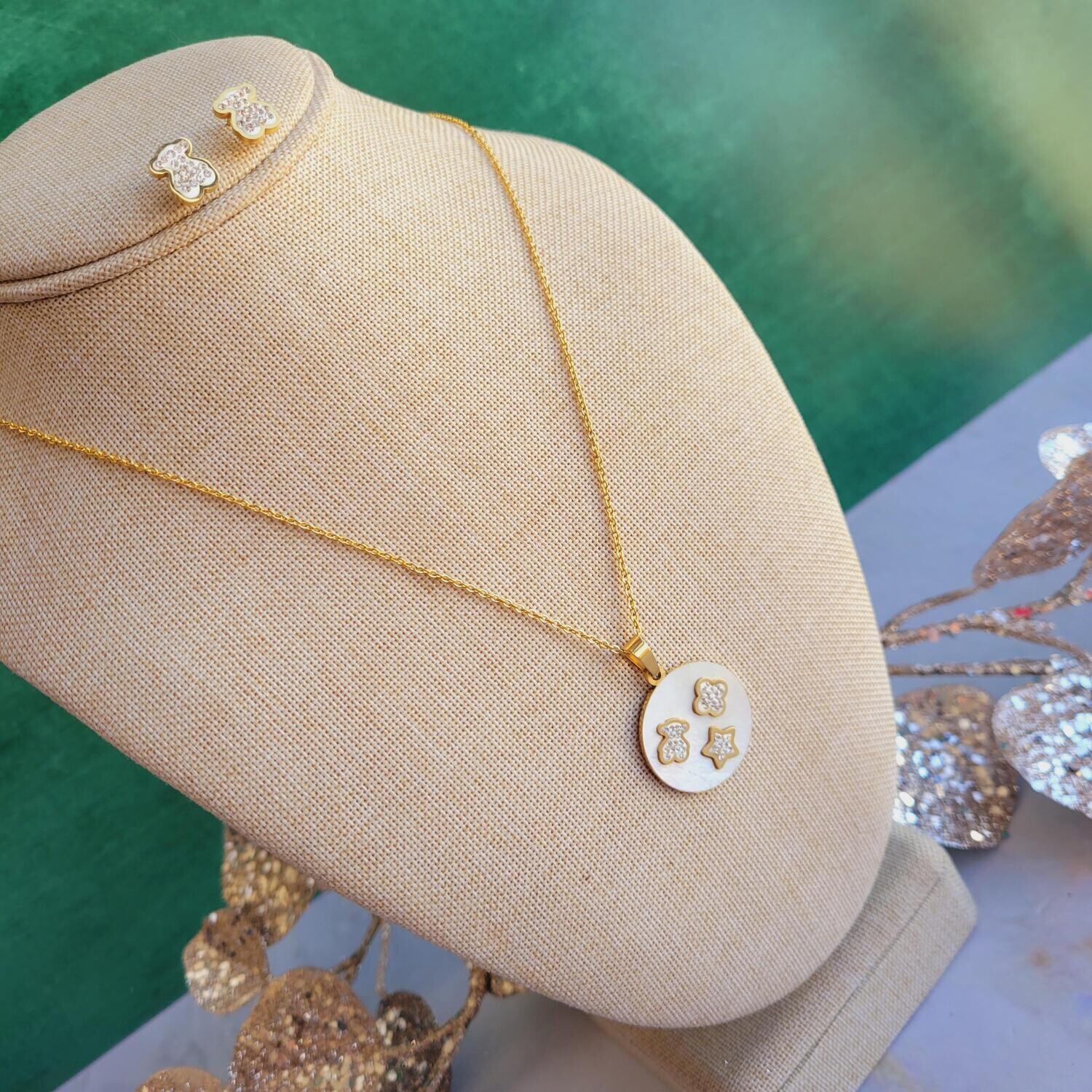 Set de Osito con Cadena y Dije con Brillantes y Aretes: Encanto y Dulzura en un Solo Conjunto