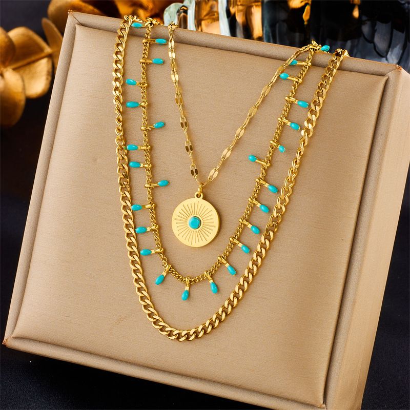 Gargantilla Triple de Acero Dorado con dije de Ojo y Piedras Celestes