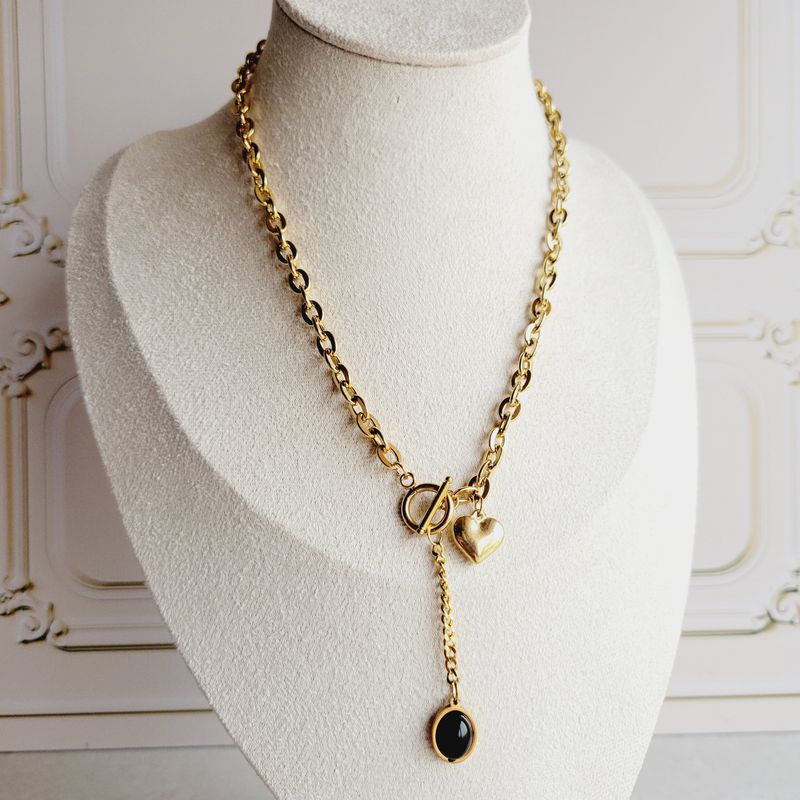 Gargantilla con Dije de Corazón y Piedra Negra