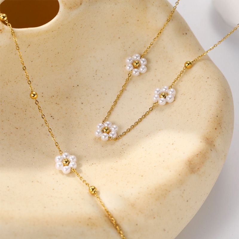 Set de Pulsera con Detalle de Florecitas y Pétalos de Perla