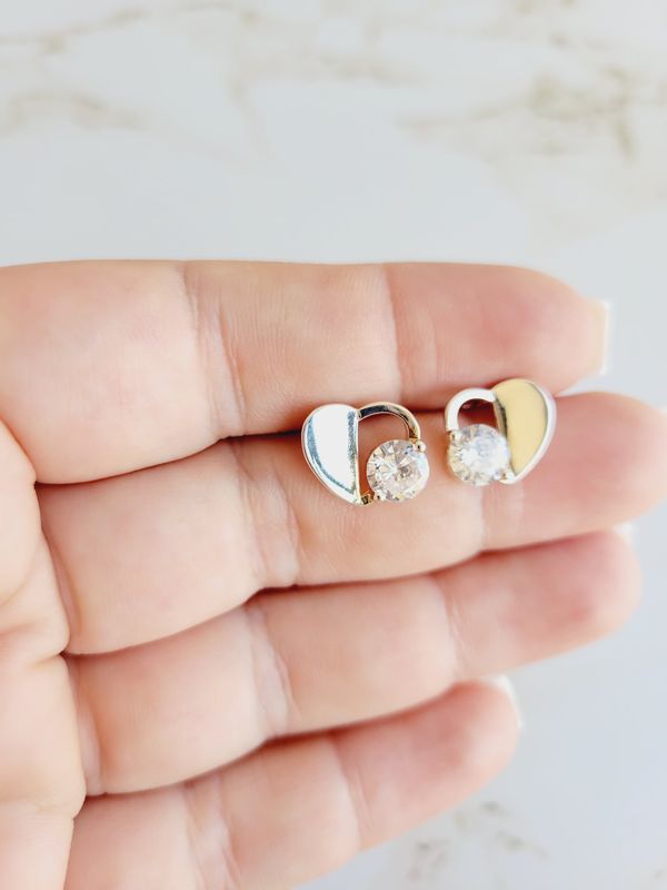 Aretes de corazón con un brillante