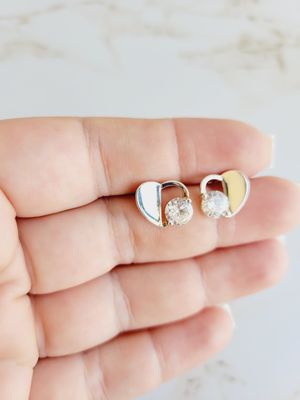 Aretes de corazón con un brillante
