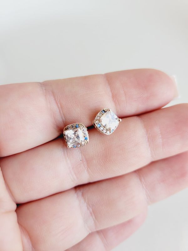 Aretes con piedras de colores