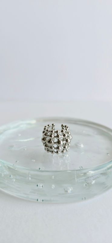 Ear cuff bolitas