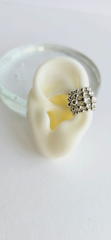 Ear cuff bolitas