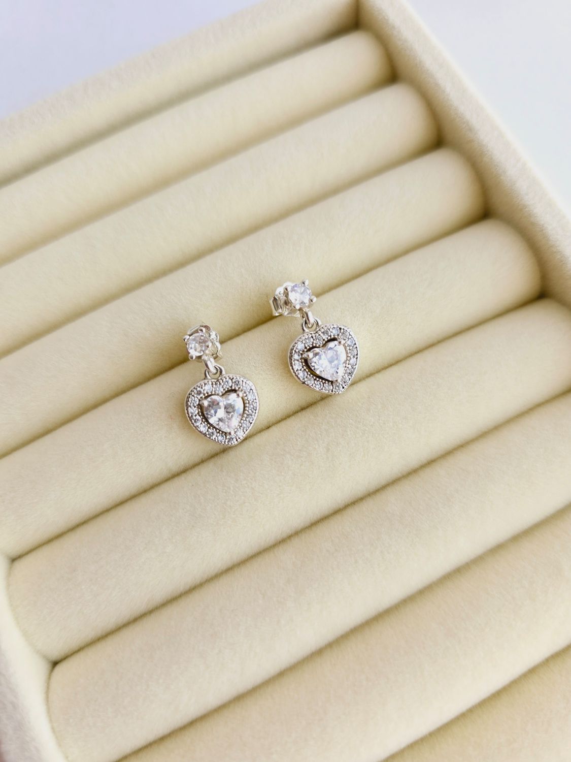 Aretes de corazón con cristales