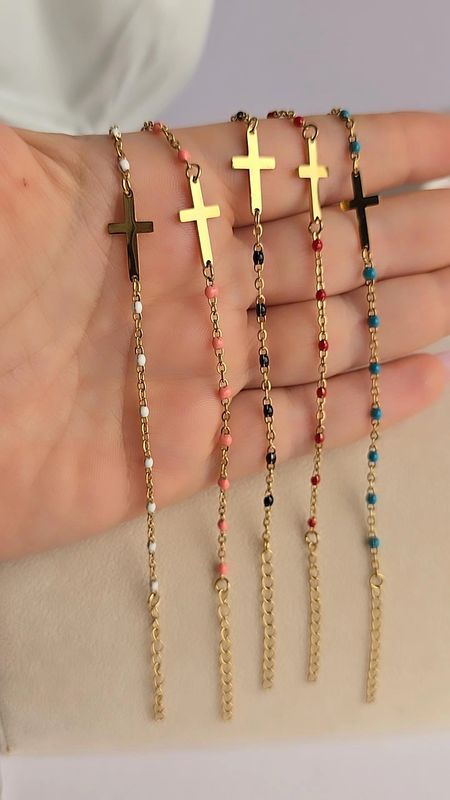Pulsera de colores con cruz