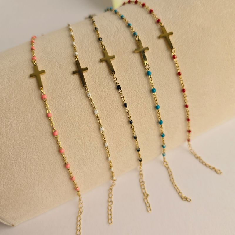 Pulsera de colores con cruz