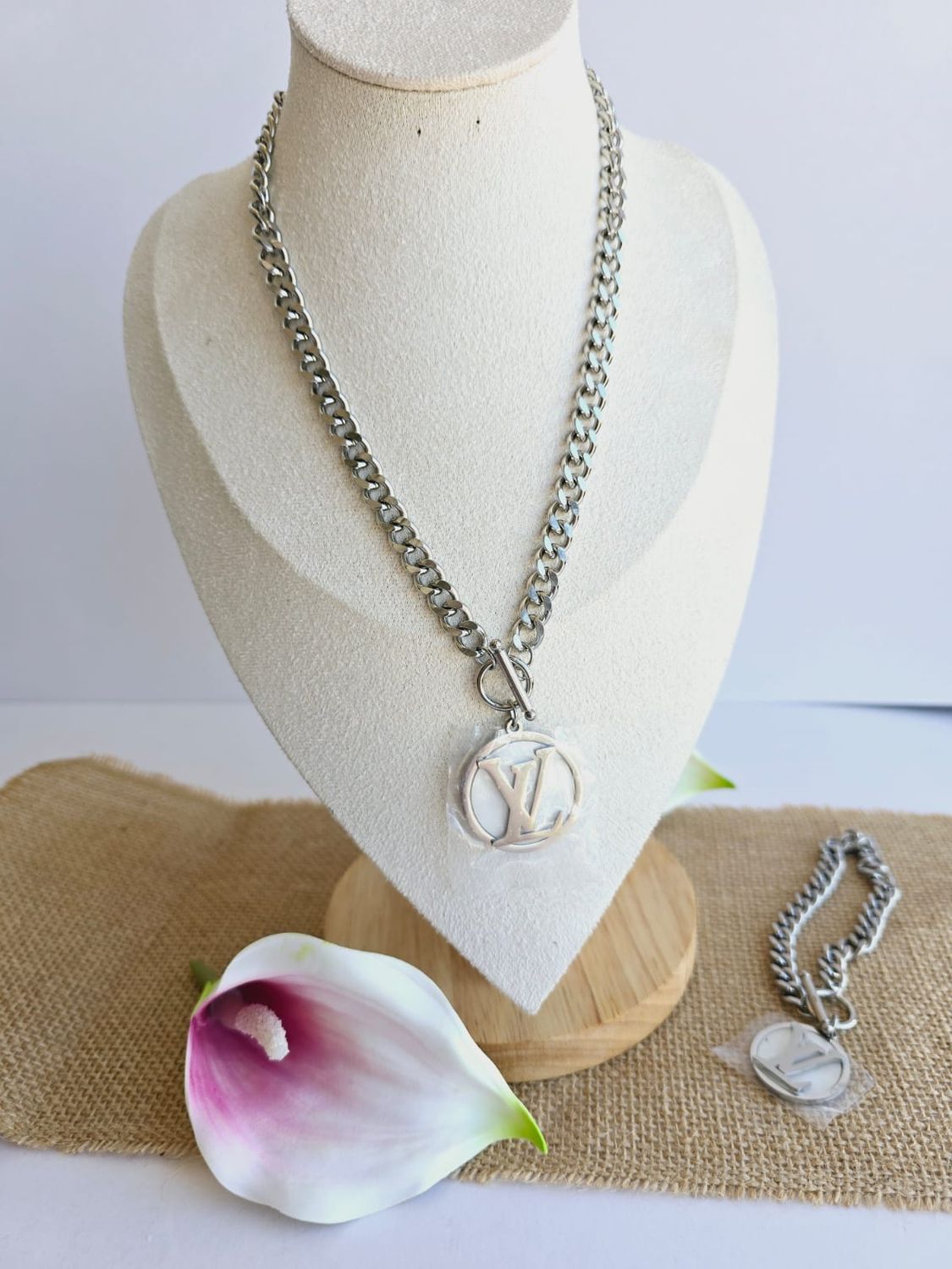 Set Gargantilla y pulsera LV