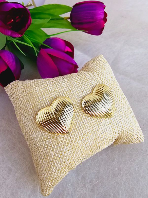 ​Aretes con Textura y Líneas en Forma de Corazón