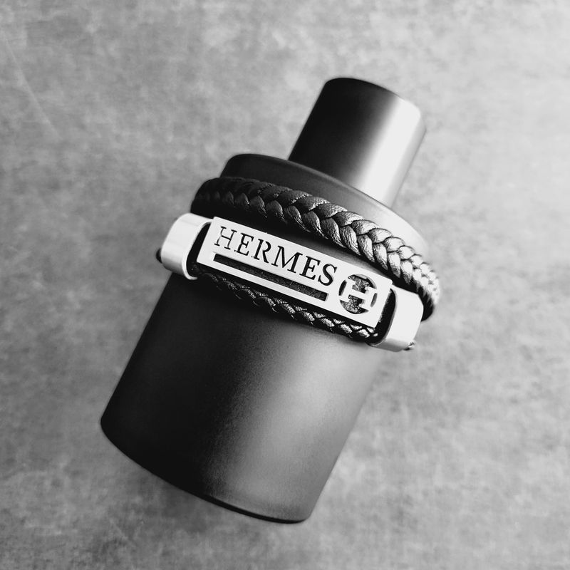 Pulsera de Cuero con Placa y Detalles en Acero