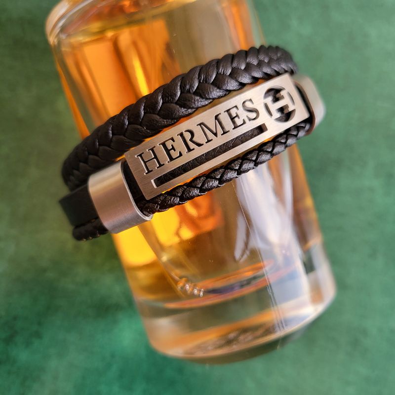 Pulsera de Cuero con Placa y Detalles en Acero