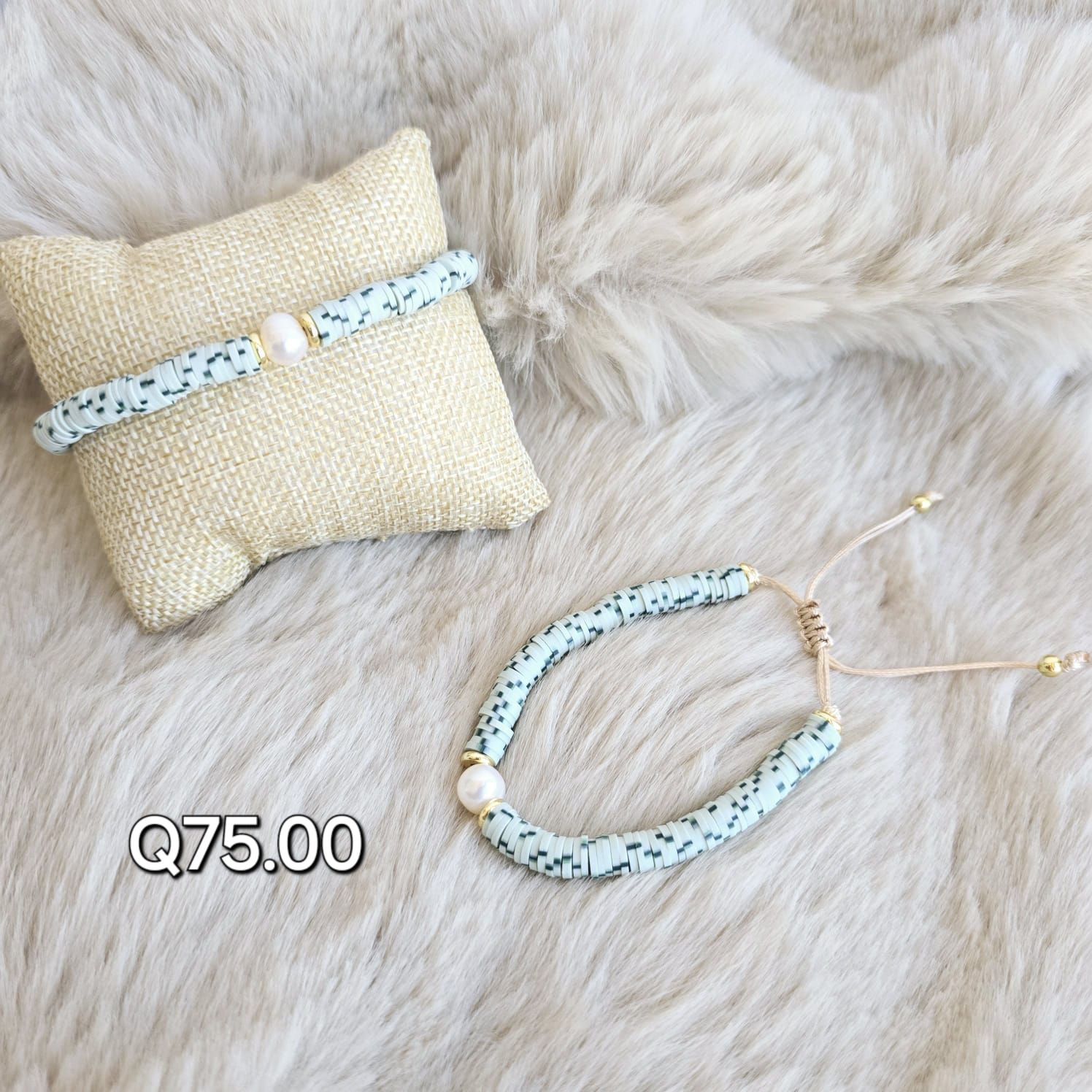 ​Pulsera Ajustable de Discos Turquesa con Dije de Perla y Detalles en Rodio