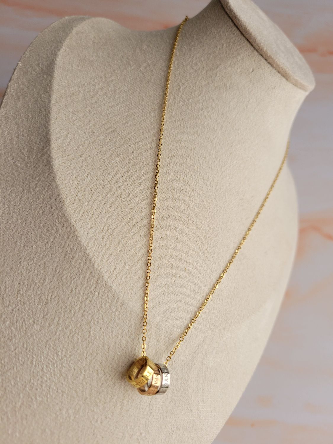 Cadena con dije de 3 tonos
