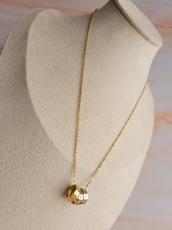 Cadena con dije de 3 tonos