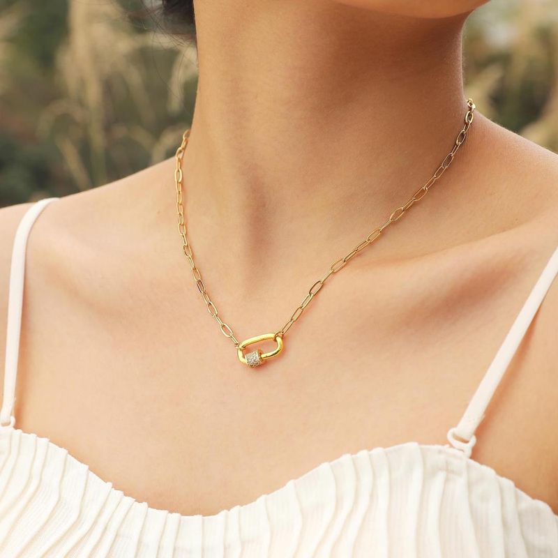Paper clip con broche en pavé