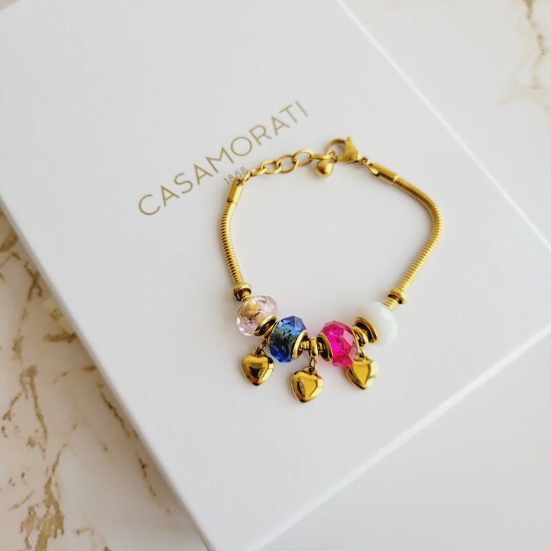 Pulsera con dijes de corazon y ruedas