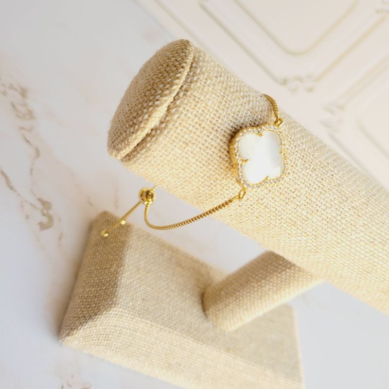 Pulsera con dije de marca