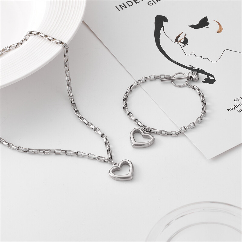 Set de Acero Inoxidable con Diseño de Corazón, Cadena Gruesa: Un Toque de Amor y Fuerza