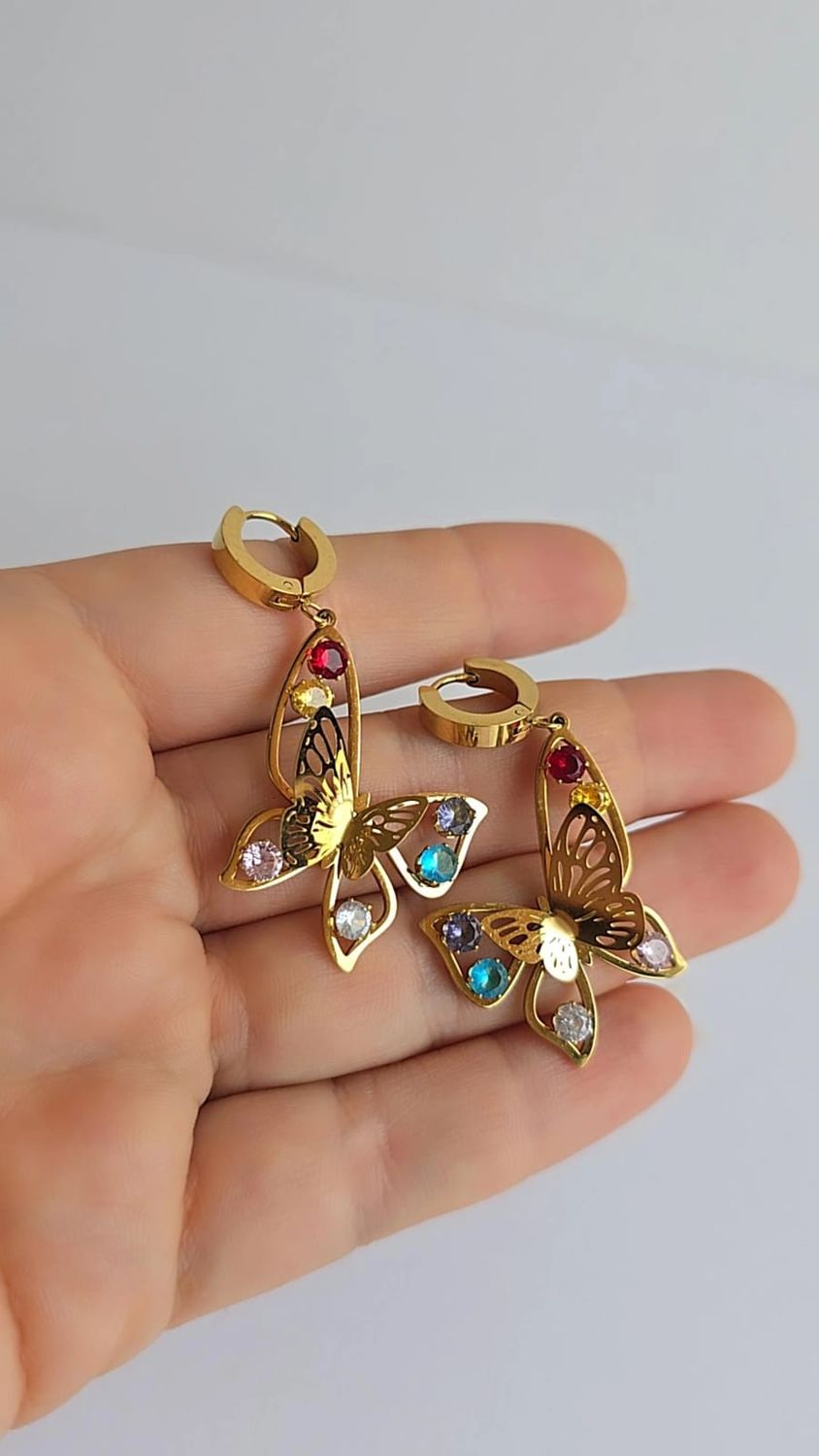 Aretes Mariposa Colgante y Cristales de Colores