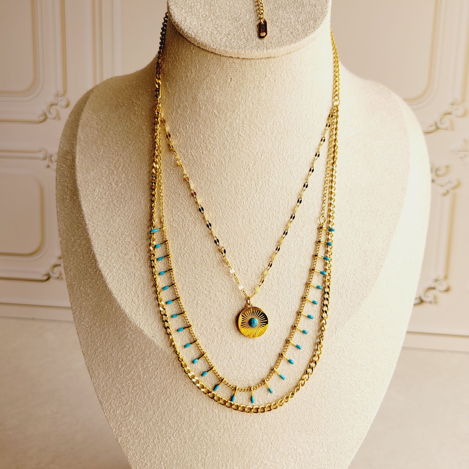 Gargantilla Triple de Acero Dorado con dije de Ojo y Piedras Celestes