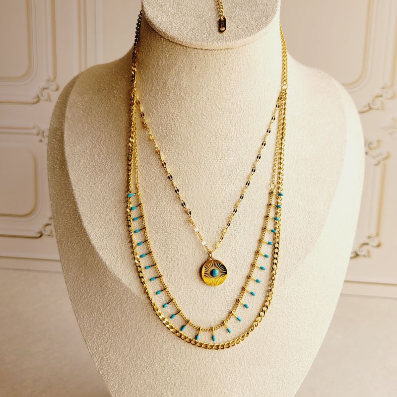 Gargantilla Triple de Acero Dorado con dije de Ojo y Piedras Celestes