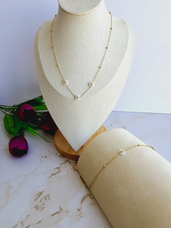 Set de Pulsera con Detalle de Florecitas y Pétalos de Perla