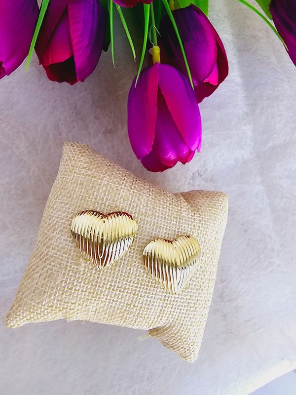 ​Aretes con Textura y Líneas en Forma de Corazón