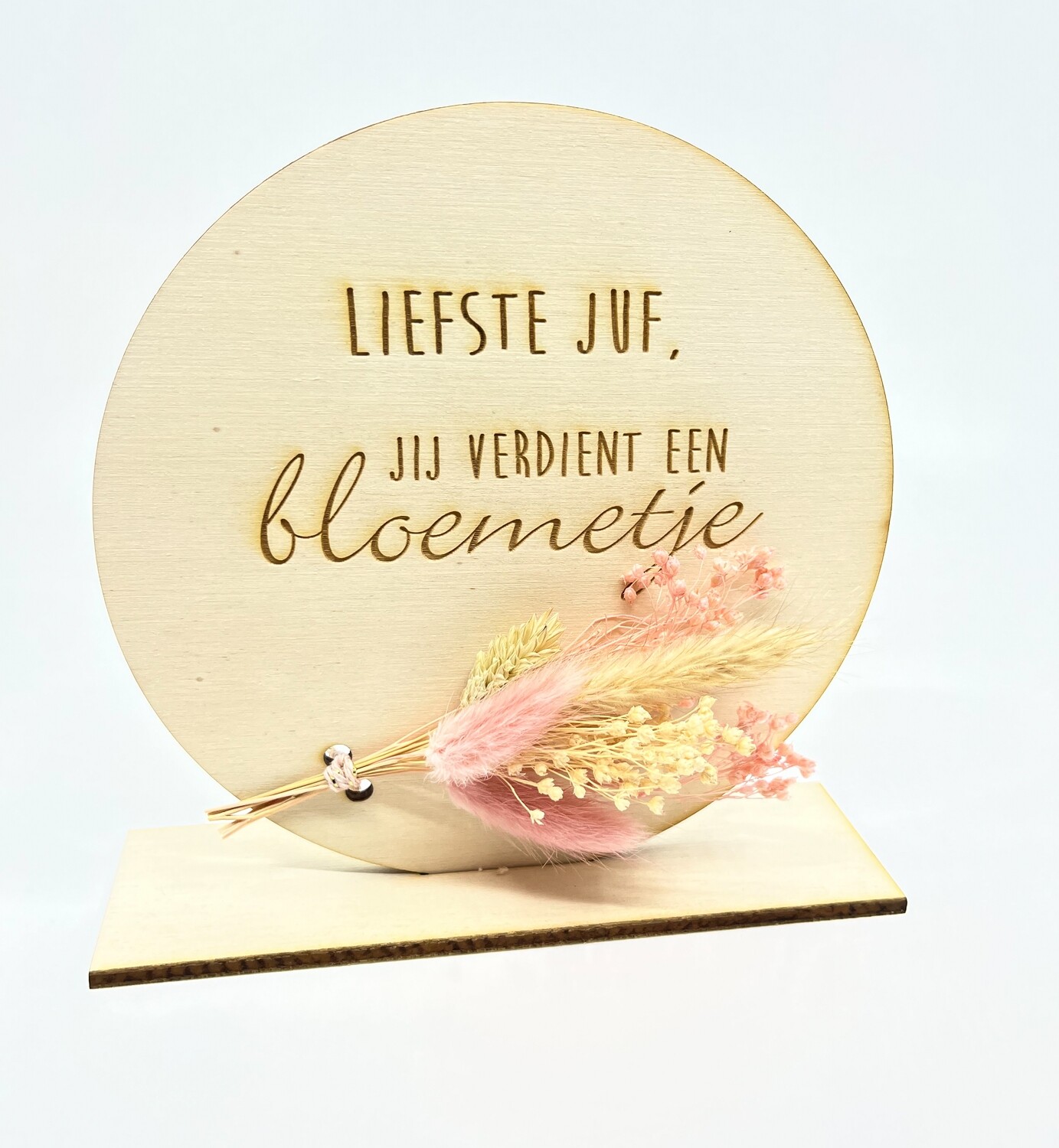 Houten cirkel met droogbloemen