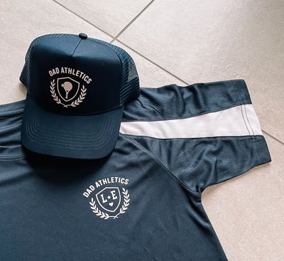 Dad Athletics – Sportshirt met Badge