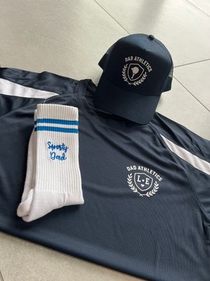 Dad Athletics – Sportshirt met Badge