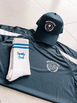 Dad Athletics – set (pet + T-shirt + sokken)