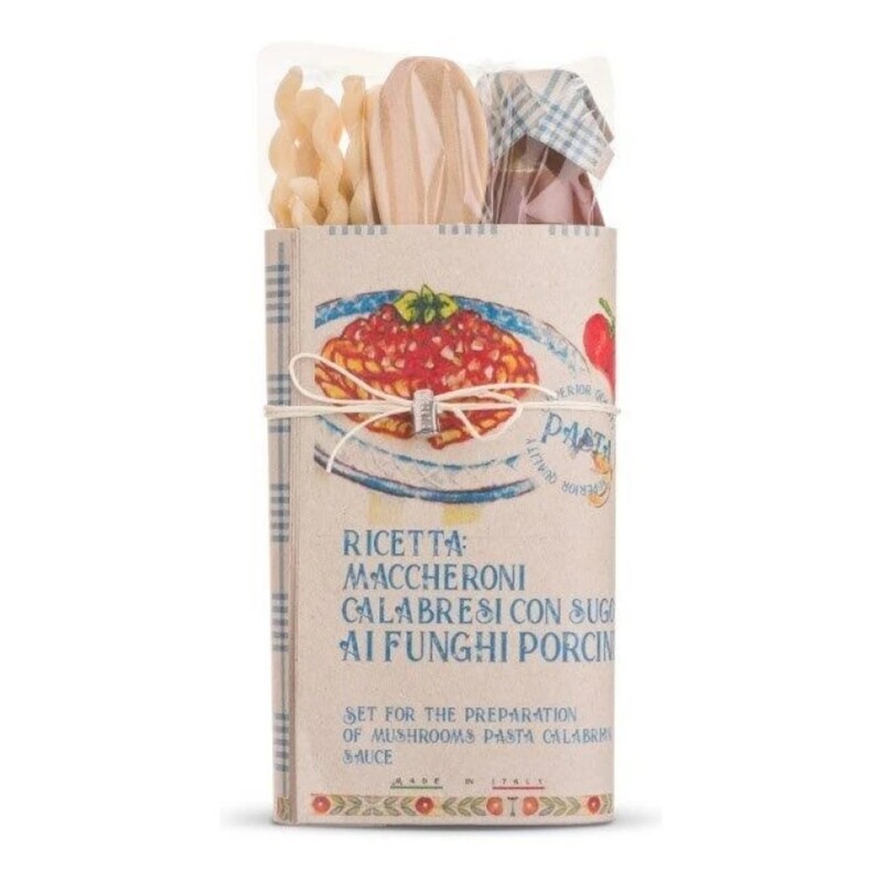 Pasta set maccheroni sugo funghi