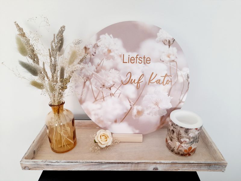 Geschenkset met gepersonaliseerde muurcirkel op plank