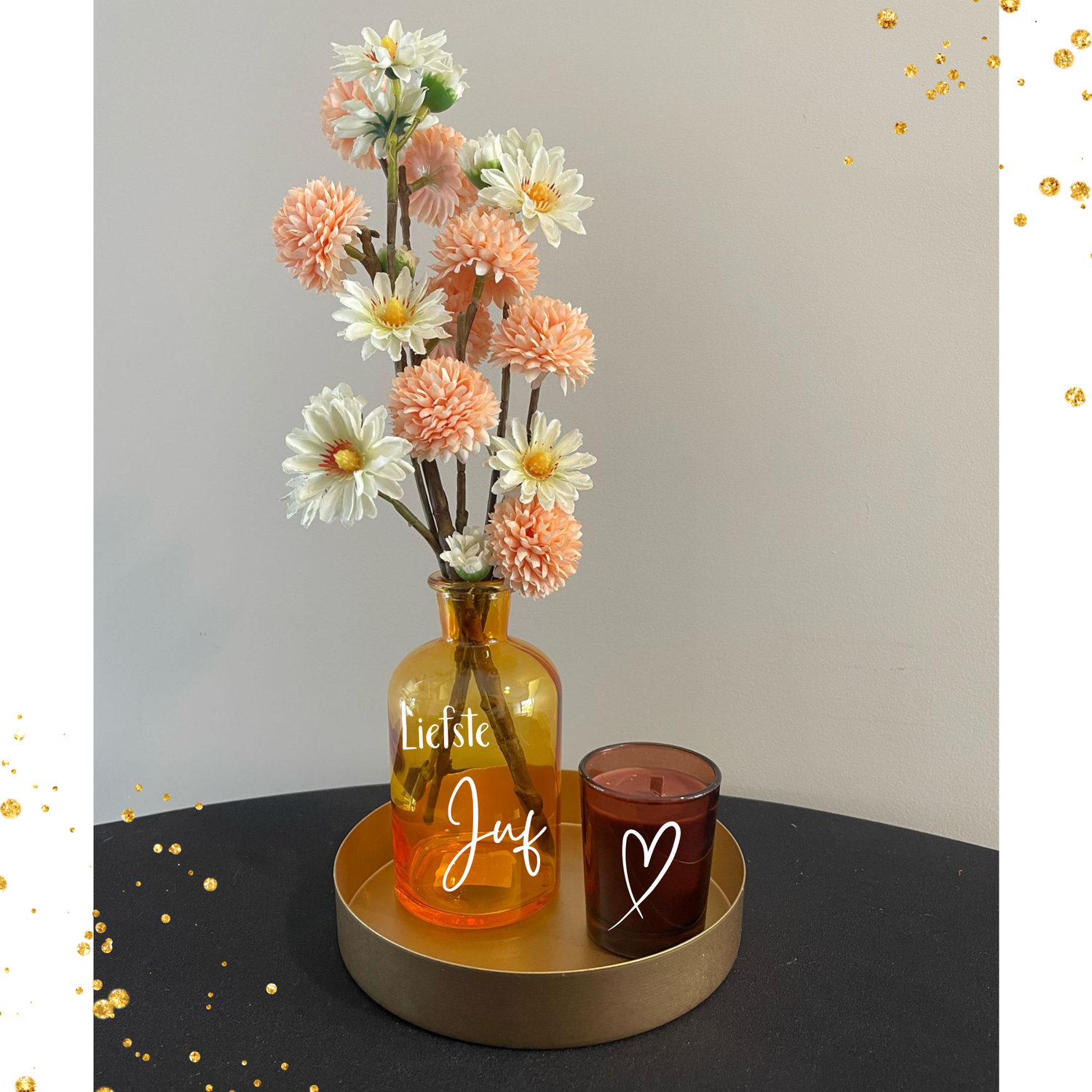 Vaasje met kunstbloemen en geurkaars