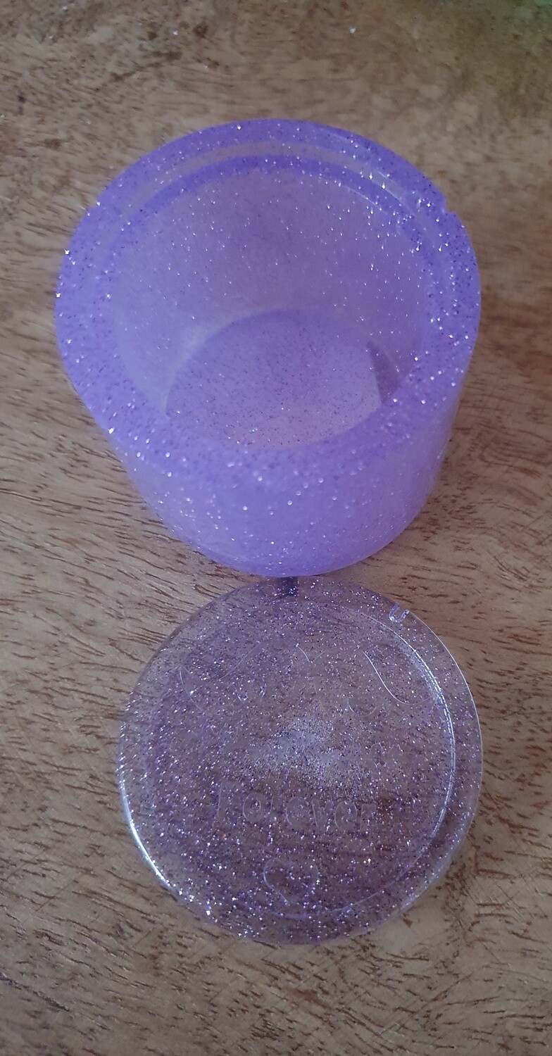 Klein potje met tekst op scheel Klein potje met tekst op scheel