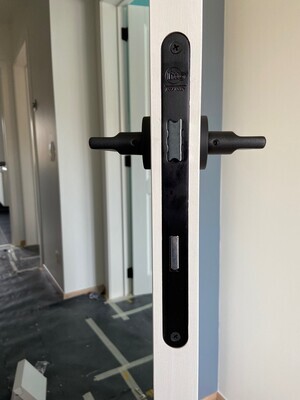 Litto A1353 binnendeurslot - As-afstand 110 mm / Afgeronde hoeken / zwarte voorplaat Litto A1353 binnendeurslot - As-afstand 110 mm / Afgeronde hoeken / zwarte voorplaat